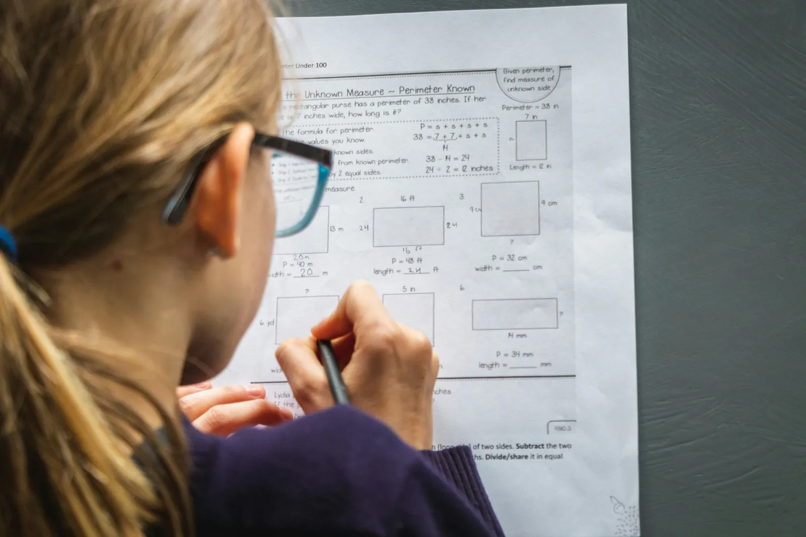Learning math goes (slightly) better with AI, but human teacher plays a key role